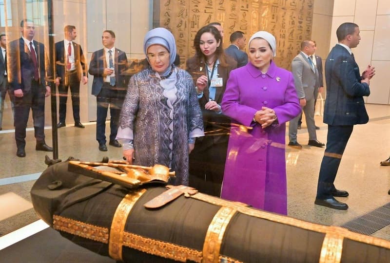 انتصار السيسي وقرينة الرئيس التركي في جولة بالمتحف المصري الكبير.. بالصور