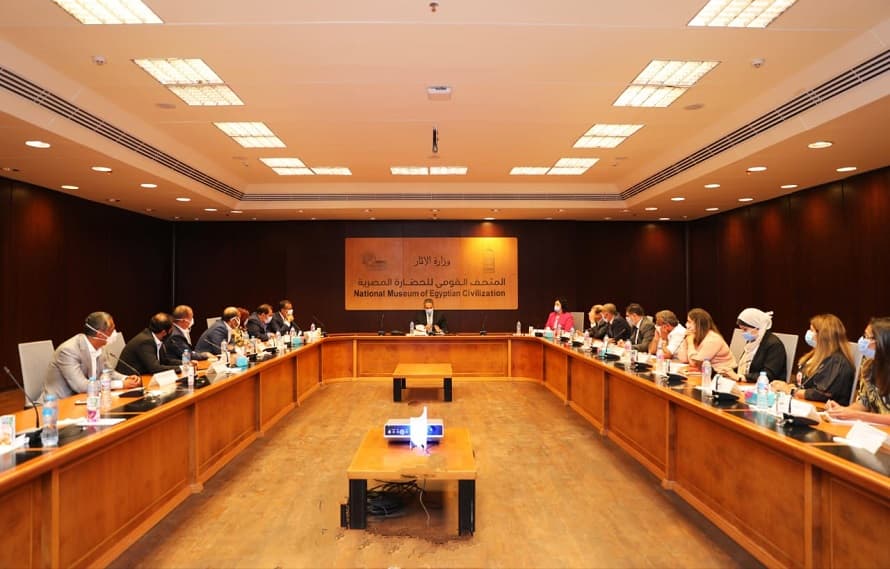 العناني يبحث مع المستثمرين السياحيين الاستعانة بخبراء لوضع خطة تسويقية حتى 2025