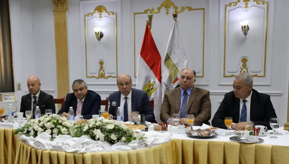 وزير الطيران ينفي بيع المطارات المصرية.. دراسة الشراكة مع القطاع الخاص لتحسين الخدمات