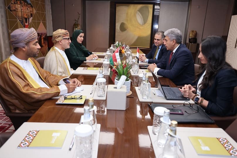 وزير السياحة والآثار يبحث مع نظيره العماني سبل التعاون السياحي وزيادة الاستثمارات