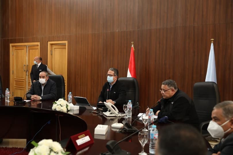 مستثمرو السياحة يطالبون وزير الطيران بتشغيل رحلات بين الغردقة والإسكندرية