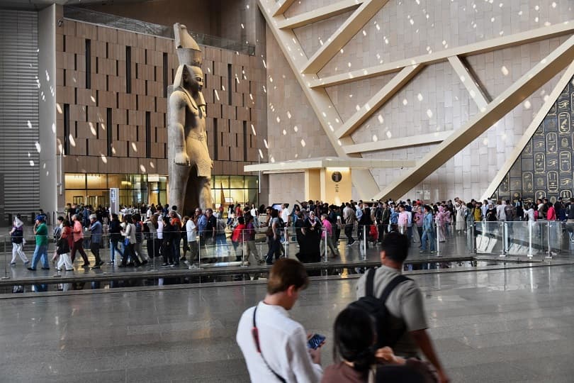 المتحف المصري الكبير يستقبل نحو 19 ألف زائر يوميا منذ افتتاحه في 4 نوفمبر الجاري.. بالصور