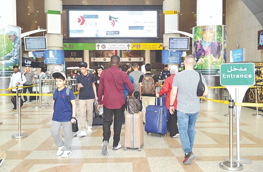 الكويت تلزم العمالة الوافدة في القطاع الخاص بتصريح مغادرة قبل السفر للخارج بدءا من 1 يوليو المقبل