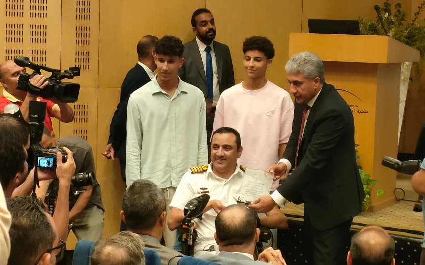 وزير السياحة يكرم القبطان ولاء حافظ لتسجيل أطول غطسة لذوي القدرات بموسوعة جينيس