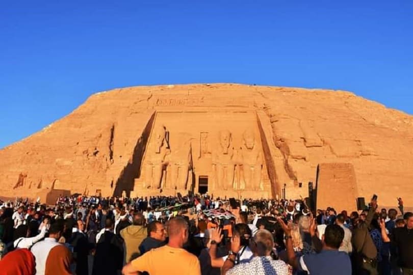 4 آلاف سائح مصري وأجنبي يشهدون تعامد الشمس على وجه رمسيس الثاني بمعبد أبو سمبل