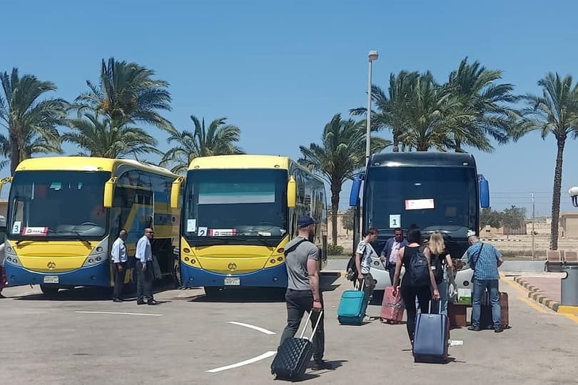 مطار مرسى مطروح يستقبل 554 سائحا إيطاليا وبولنديا على متن 3 رحلات شارتر خلال أسبوع