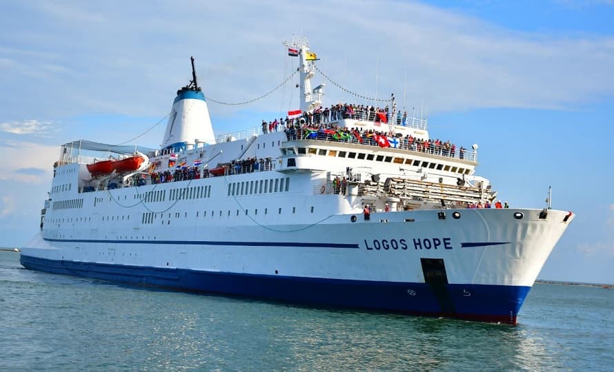 وصول السفينة LOGOS HOPE أكبر مكتبة عائمة في العالم إلى ميناء بورسعيد السياحي.. صور