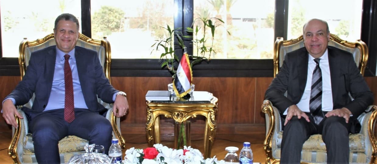 وزير الطيران يبحث إمكانية اٍنشاء مجمع طبي متكامل بالمنطقة الاستثمارية بمطار القاهرة الدولي.. تفاصيل