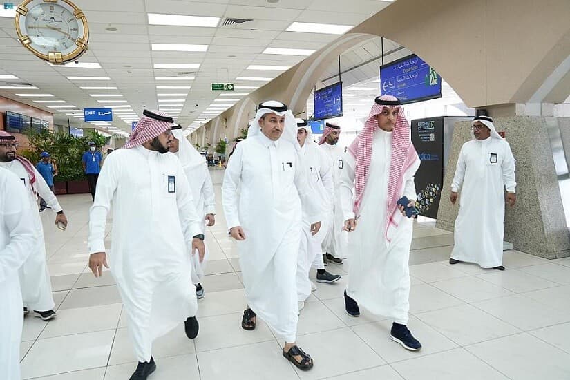 وزير النقل السعودي يتابع استعدادات مغادرة الحجاج بمطار الملك عبد العزيز بجدة
