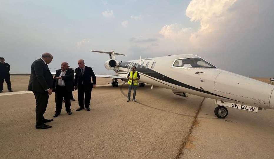وزير الطيران يتابع إجراءات التعامل مع حالة هبوط اضطراري لطائرة خاصة أجنبية بمطار القاهرة