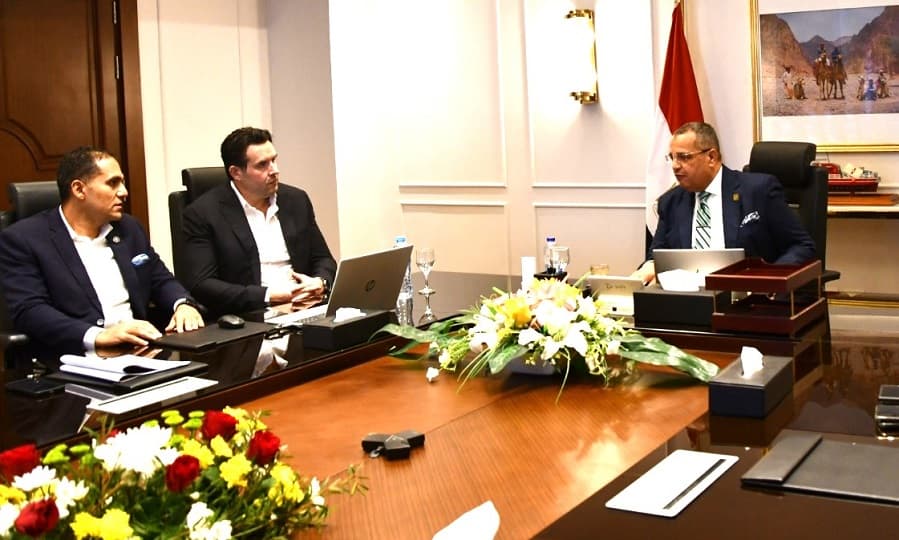 محافظ جنوب سيناء يستعرض مع المستثمر الإيطالي المالك لفنادق دومينا كورال باي الفرص الاستثمارية