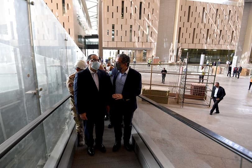 مدبولي يتفقد المتحف المصري الكبير ويكلف بالانتهاء من دهان واجهات العمارات المحيطة به