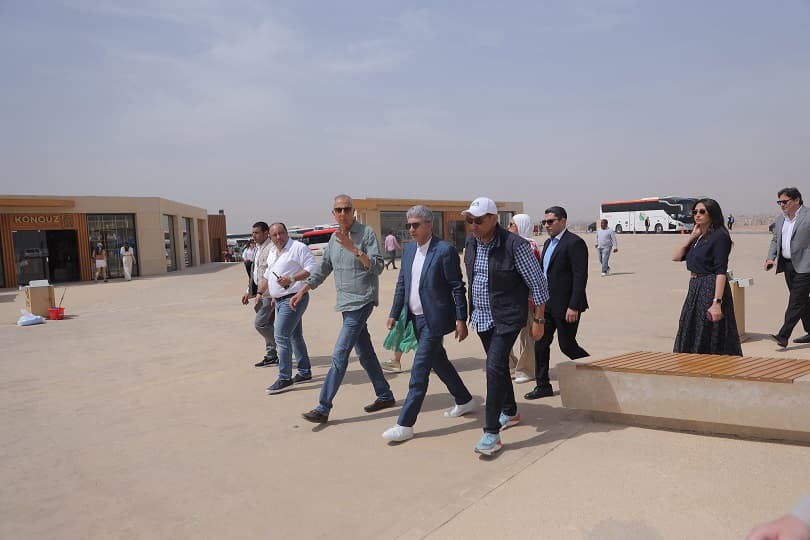 وزير السياحة والآثار يتفقد مشروع تطوير الخدمات في أهرامات الجيزة مع بدء التشغيل التجريبي