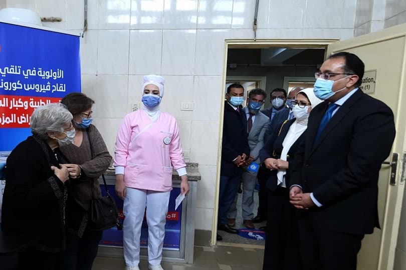 بدء تطعيم أصحاب الأمراض المزمنة وكبار السن بالجرعة الأولى من لقاحات كورونا في مصر