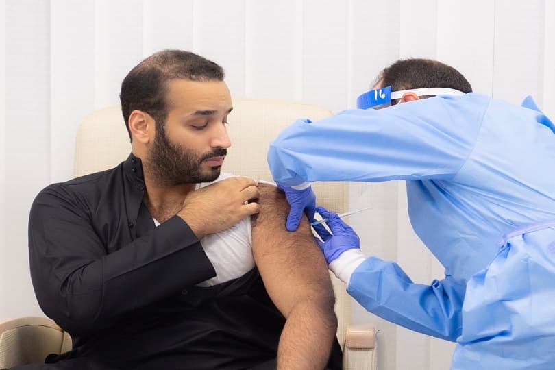 ولي العهد السعودي يتلقى الجرعة الأولى من لقاح كورونا.. بالفيديو