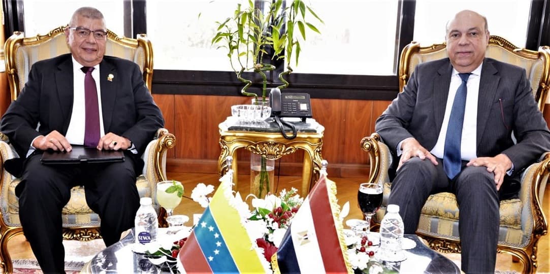 وزير الطيران المدني يبحث مع سفير فنزويلا في مصر استكمال مشروع اتفاقية النقل الجوي بين البلدين