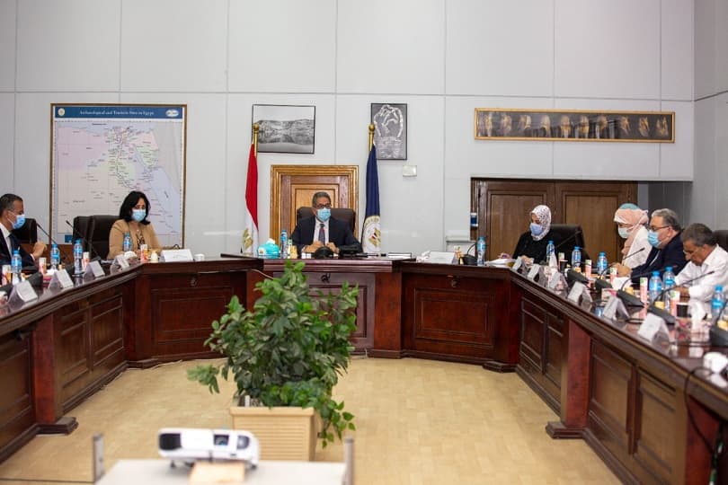 وزير السياحة والآثار يبحث آليات تنظيم عمل الرحلات الاختيارية للسائحين