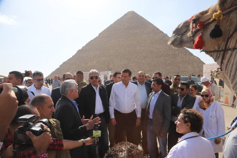 وزيرا السياحة والآثار والزراعة يطلقان برنامج رعاية الخيول والإبل والحيوانات الأليفة بالمناطق الأثرية من أمام الأهرامات