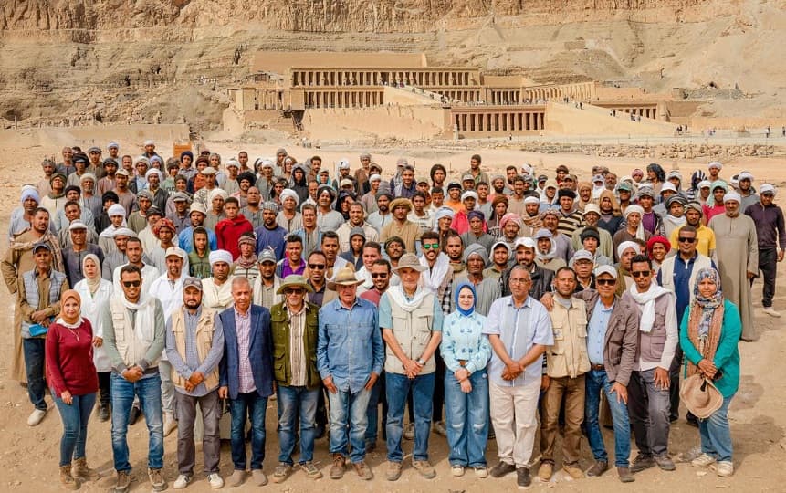 زاهي حواس يعلن عن اكتشافات أثرية في ظلال معبد الملكة حتشبسوت بالدير البحري بالأقصر