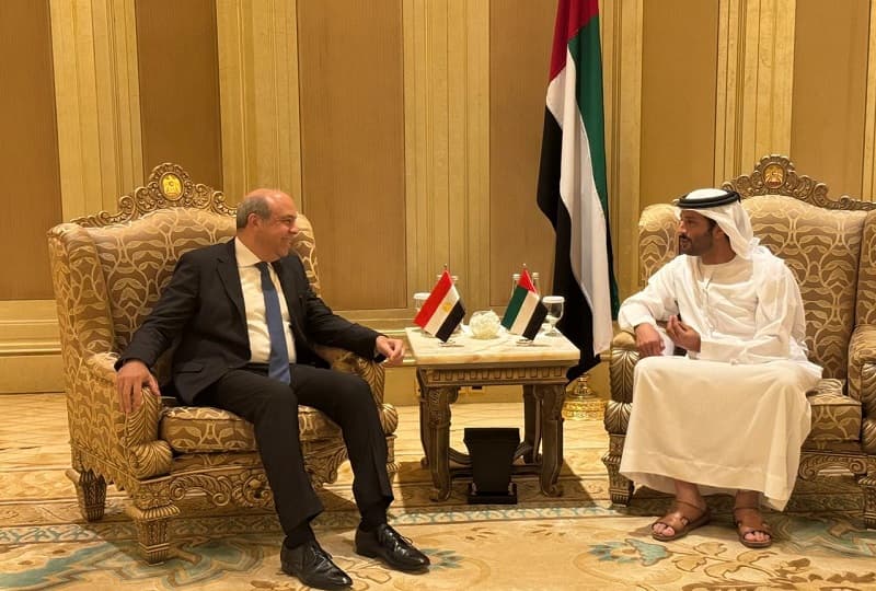 الحفني يناقش مع وزير الاقتصاد الإماراتي التعاون في تبادل الخبرات في تطوير المطارات