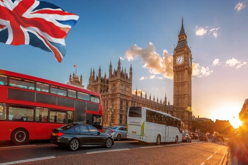 ماركات الأزياء تطالب المملكة المتحدة بإسقاط ضريبة السفر على التسوق.. تفاصيل