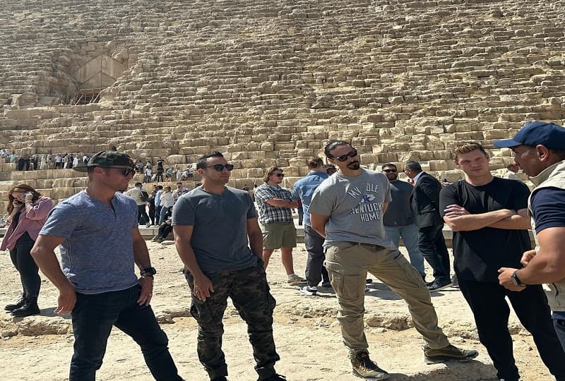فرقة "باك ستريت بويز" الأمريكية الشهيرة في زيارة للأهرامات.. بالصور