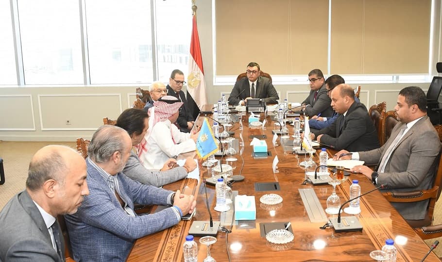 وزير الإسكان يبحث مع رئيس المنظمة العربية للسياحة تعزيز التعاون في الاستثمار السياحي