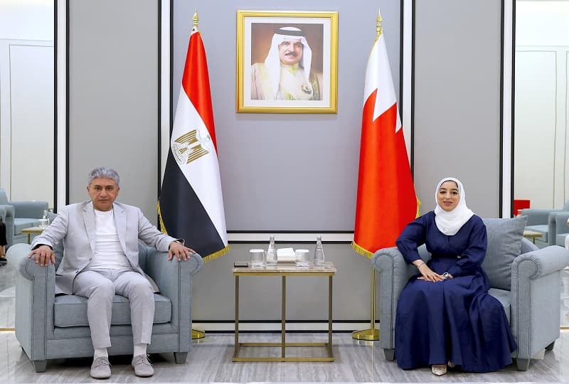 وزير السياحة يبحث التعاون مع البحرين والترويج لبرامج مشتركة تجذب السائحين من الأسواق البعيدة