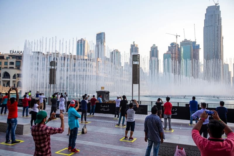 تشغيل نافورة دبي الراقصة يعلن عودة السياحة مع تطبيق التباعد الاجتماعي