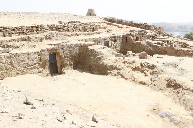 الكشف عن 3 مقابر جديدة بجبانة قبة الهوا بأسوان من عصر الدولة القديمة
