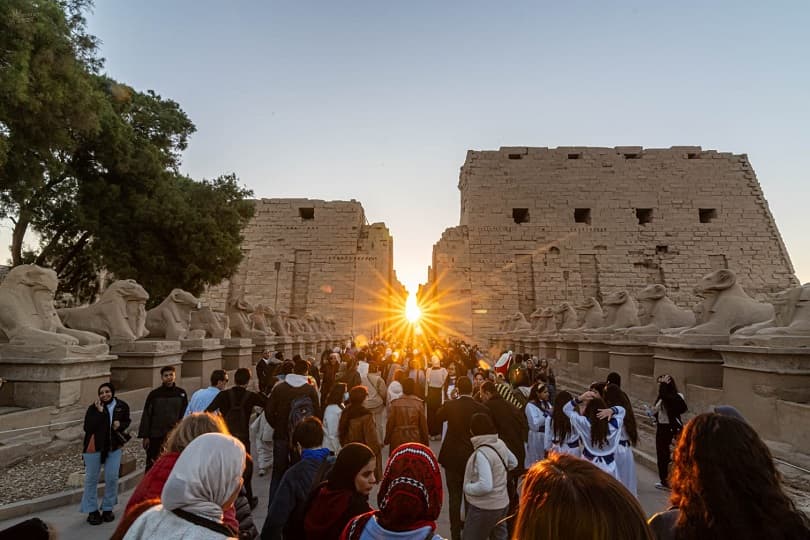 تعامد الشمس بمعبد الكرنك بالأقصر مع بداية موسم الشتاء.. توافد آلاف الزائرين لرصد الظاهرة