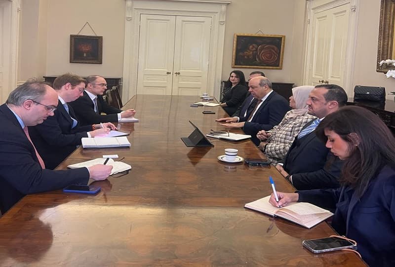وزير الطيران يناقش مع المؤسسات المالية البريطانية فرص الاستثمار في قطاع الطيران المصري