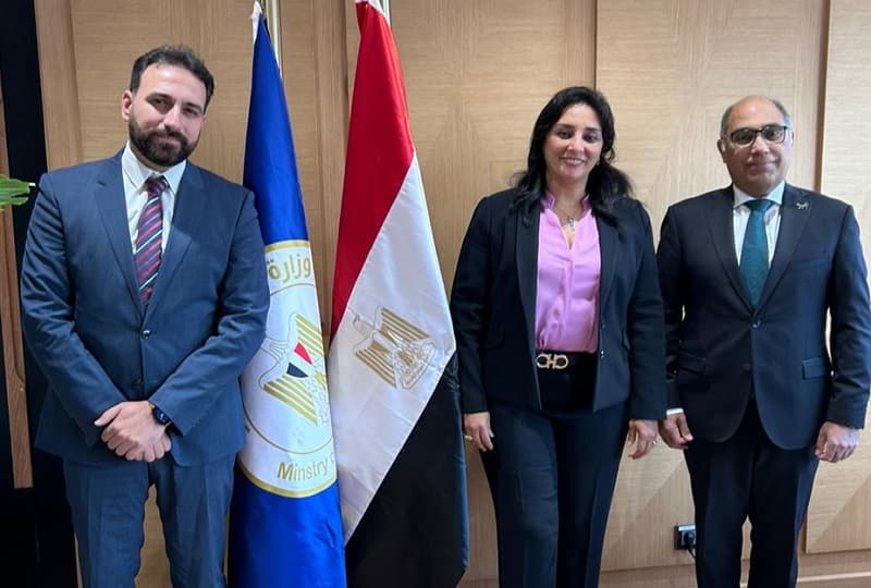 "السياحة" تبحث مع مدير الخطوط الجوية البريطانية وأيبريا الإسبانية زيادة حركة السياحة لمصر
