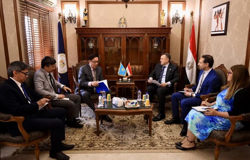 عيسى وسفير كازاخستان بالقاهرة يبحثان استعدادات افتتاح مسجد الظاهر بيبرس في يونيو
