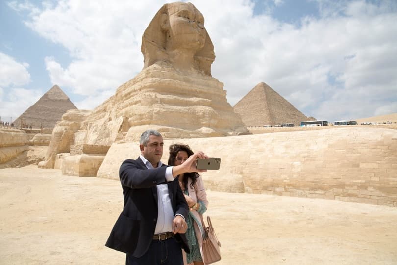 أمين منظمة السياحة العالمية يحرص على زيارة الأهرامات قبل موكب المومياوات الملكية