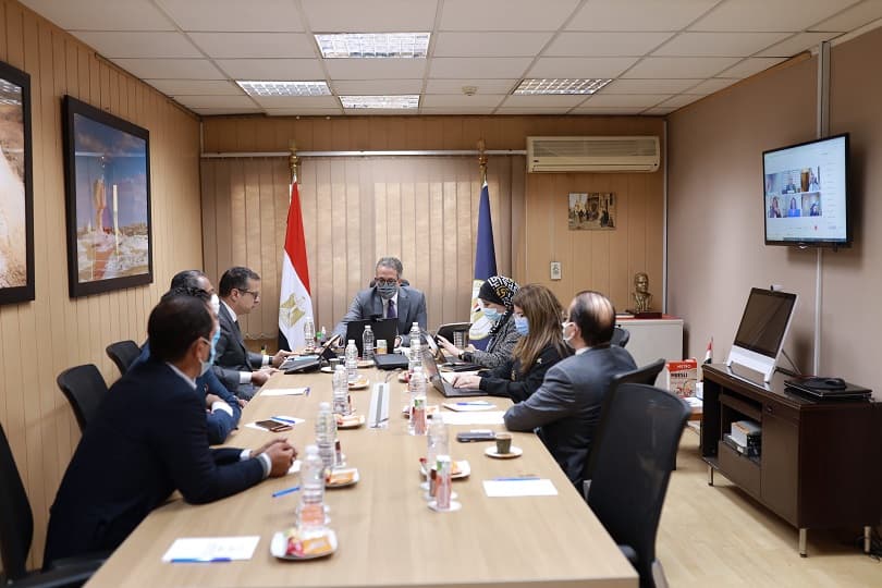 العناني يبحث آليات دعم التحول الأخضر للقطاع السياحي من خلال مبادرات البنك المركزي
