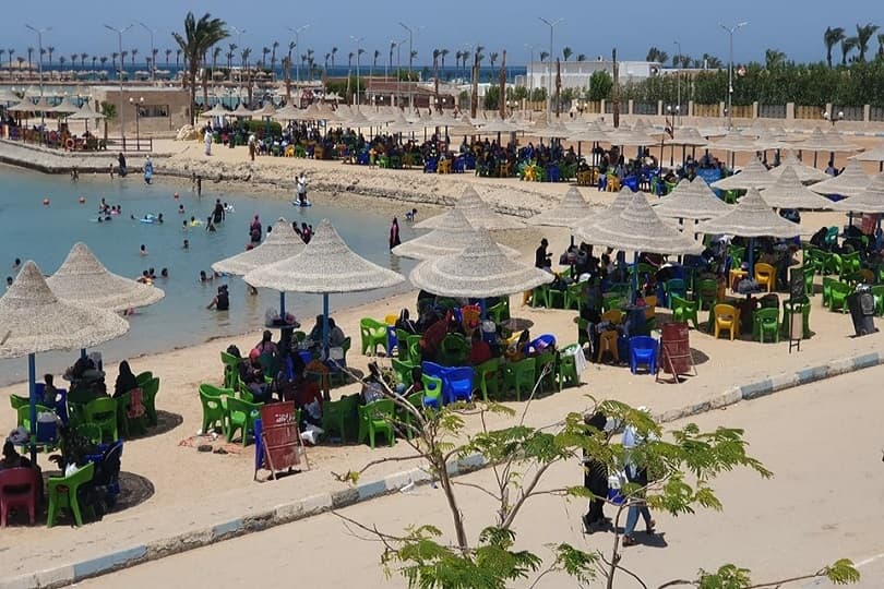 توافد المصطافين على شاطئ منتجع العائلات بالغردقة في ثالث أيام عيد الأضحى.. بالصور