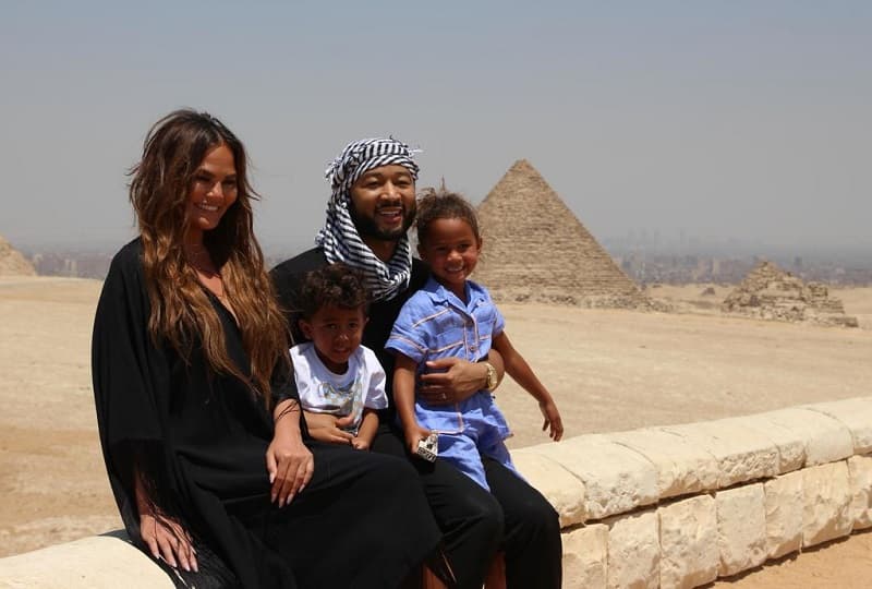 الأهرامات تستقبل المطرب الأمريكي جون ليجند وأسرته.. بالصور