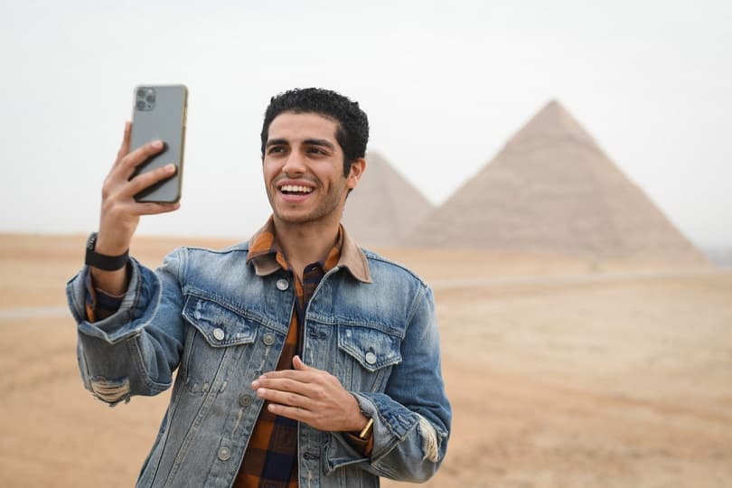 "علاء الدين" في مصر.. مينا مسعود سفير مبادرة "اتكلم عربي" يزور الأهرامات وأبو الهول