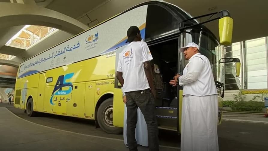 مطار جدة يطلق خدمة الحافلات الترددية إلى المسجد الحرام في مكة.. بالمواعيد