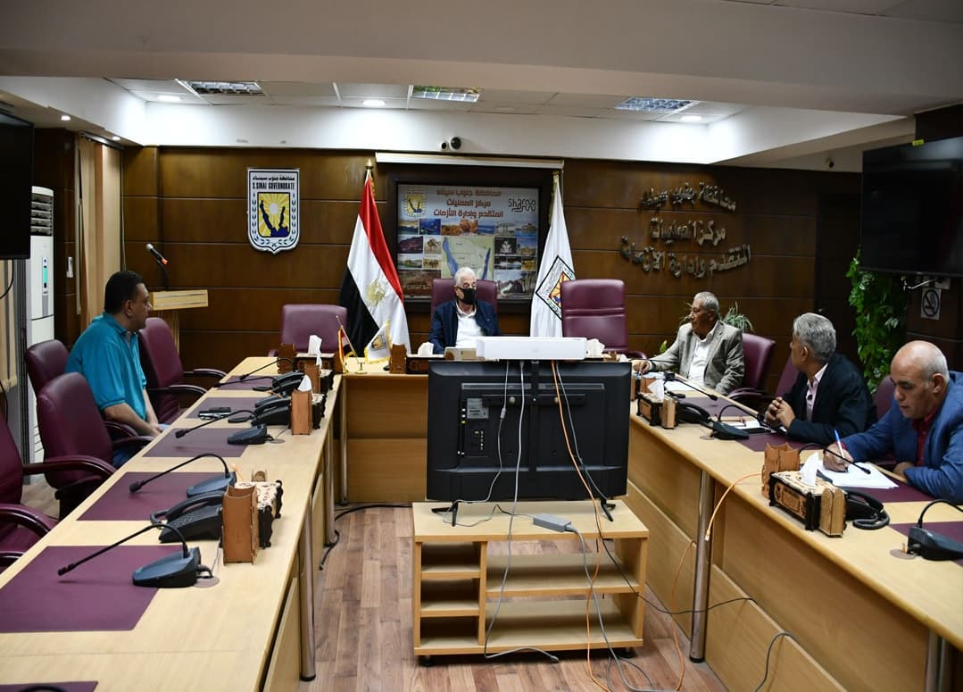 محافظ جنوب سيناء يبحث مع شركات السياحة تفعيل تشغيل السيارات بالكهرباء في شرم الشيخ