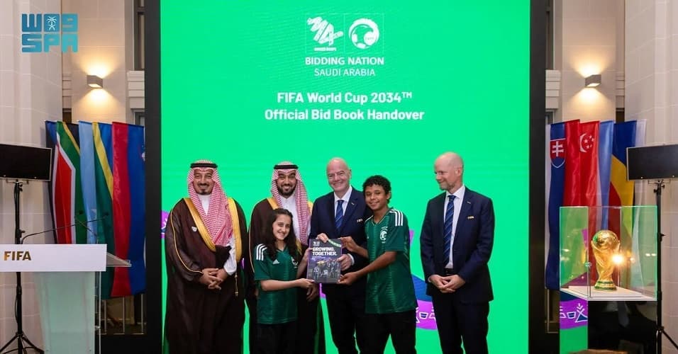 السعودية تسلم رسميا ملف الترشح لاستضافة كأس العالم لكرة القدم 2034 FIFA