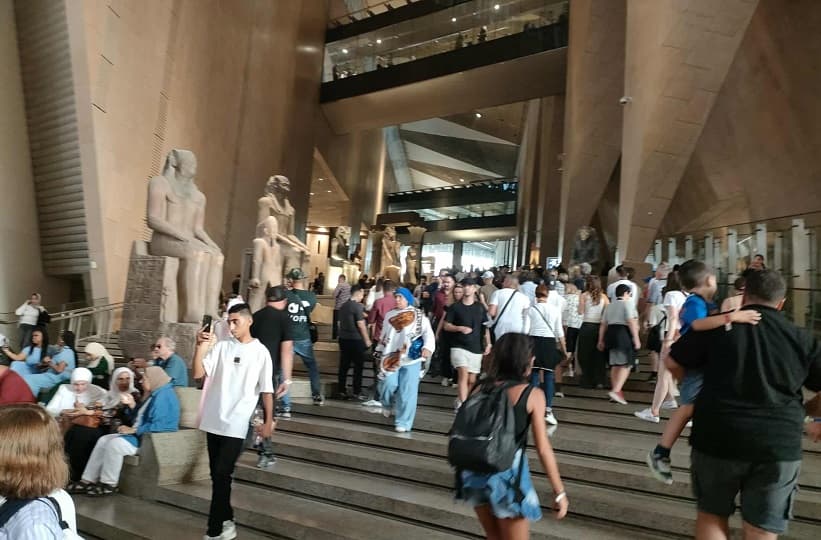 المتحف المصري الكبير يستقبل 18 ألف زائر من المصريين والأجانب في أول أيام فتحه للزيارة