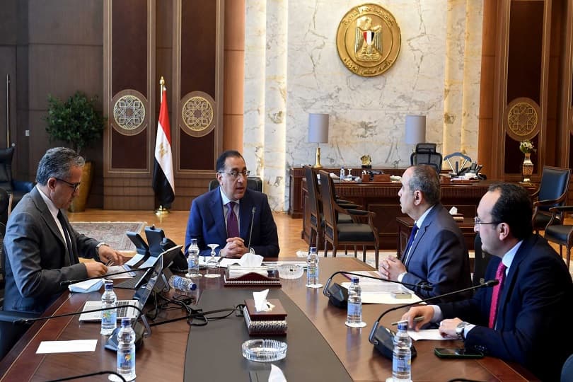 وزير الطيران: مخاطبة مسئولي شركات الطيران لتوفير رحلات منخفضة التكاليف