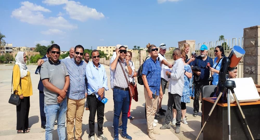 زوار معابد الكرنك بالأقصر يشهدون ظاهرة الكسوف الجزئي للشمس