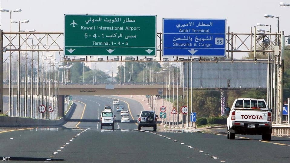 الكويت تغلق طريق المطار 4 ساعات لرفع الجزء الأول من جسر المشاة 12 مارس.. بالخرائط