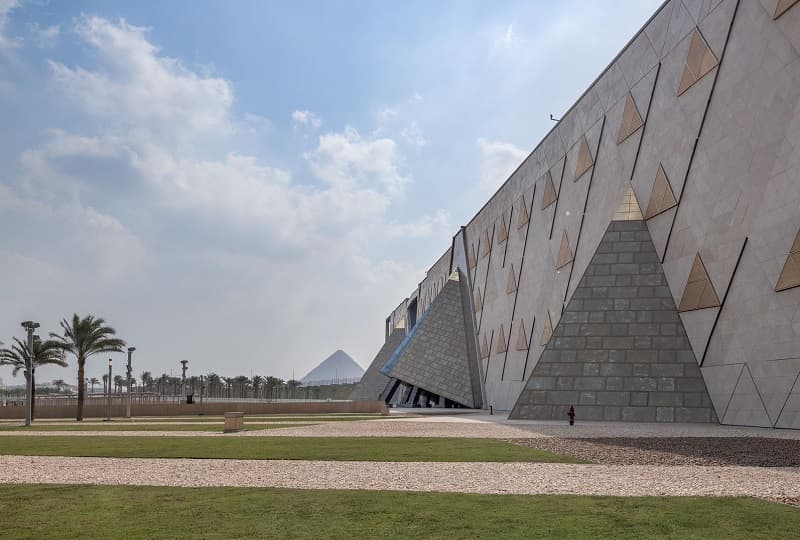 المتحف المصري الكبير.. الانتهاء من وضع 50% من الآثار الثقيلة بقاعات العرض الرئيسية