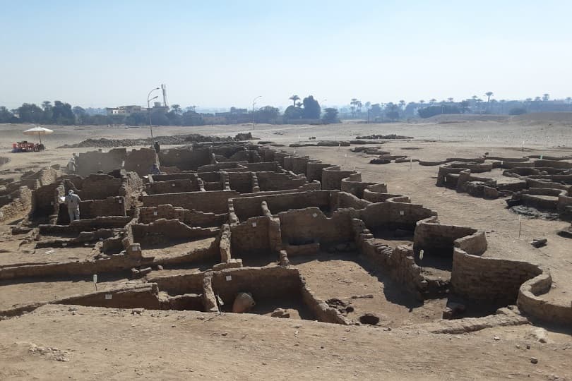اكتشاف المدينة المفقودة تحت الرمال في الأقصر.. تعود إلى 3000 عام