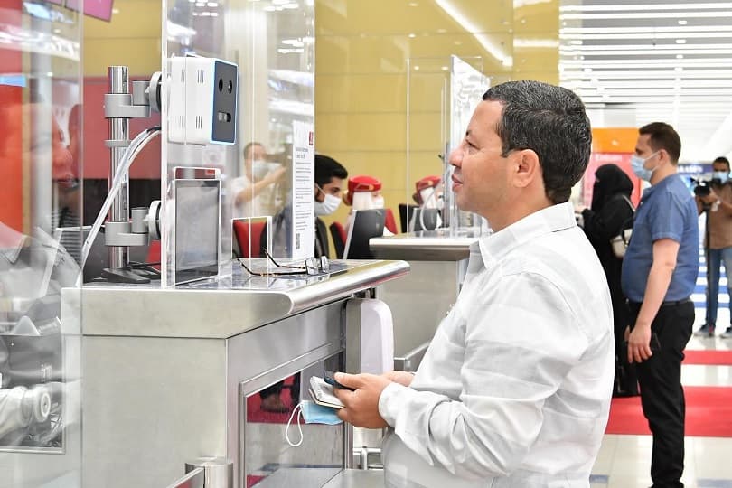 "إقامة دبي" تختصر رحلة المسافر في المطار لـ 5 ثوان باستخدام بصمتي العين الوجه.. بالصور