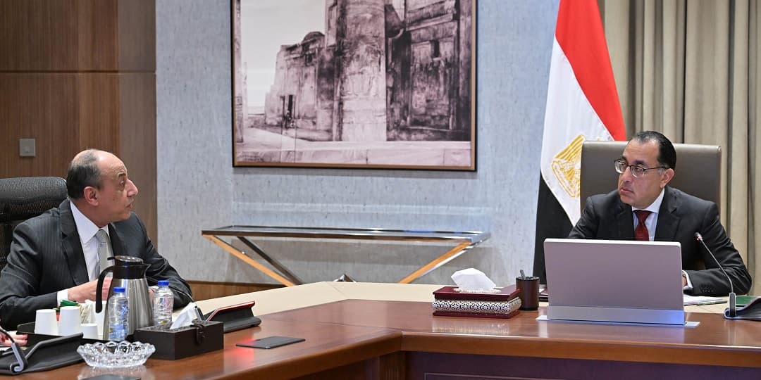 رئيس الوزراء يستعرض مع وزير الطيران مشروع استغلال المنطقة الاستثمارية بمطار شرم الشيخ
